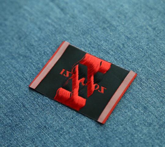 Custom private brand cheap center folded jacquard woven labels
